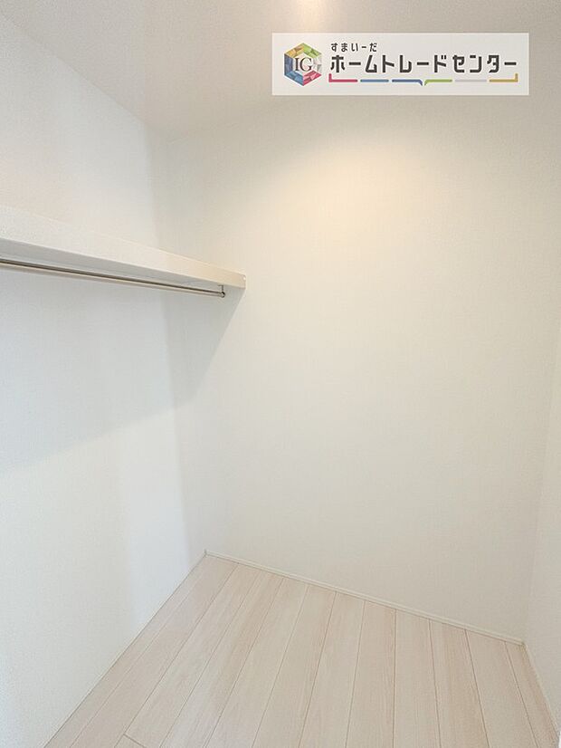 【収納】分かりにくくてすみません、ウォークインクローゼットです。各部屋に収納があるのはもちろんですが、同規模の収納をこの物件では2つ設けました。居室はスッキリとなり、空間を最大限有効利用していただけます。