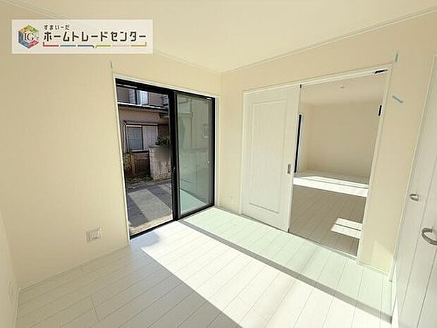 【リビング以外の居室】リビング隣接の洋室は、その機能を発揮できるようしっかりとした広さをお取りいたしました。普段は開放スペース、お子様の遊び場、お客様がいらしたとき、ご両親様がお泊りに来た時など、色々と使い道がございます
