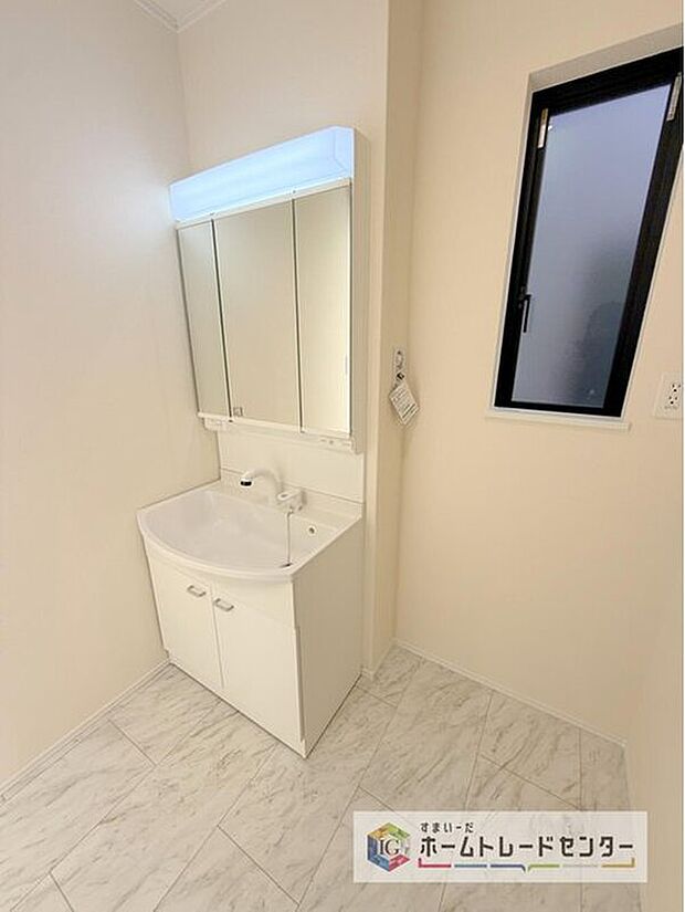 【洗面所】合わせ鏡が可能な3面鏡です。朝の忙しい時間でもの身だしなみのチェックもここだけで完結できます。もちろん鏡の後ろは充分な収納力を持った収納となっており、視界に入る部分はスッキリと片付きます。