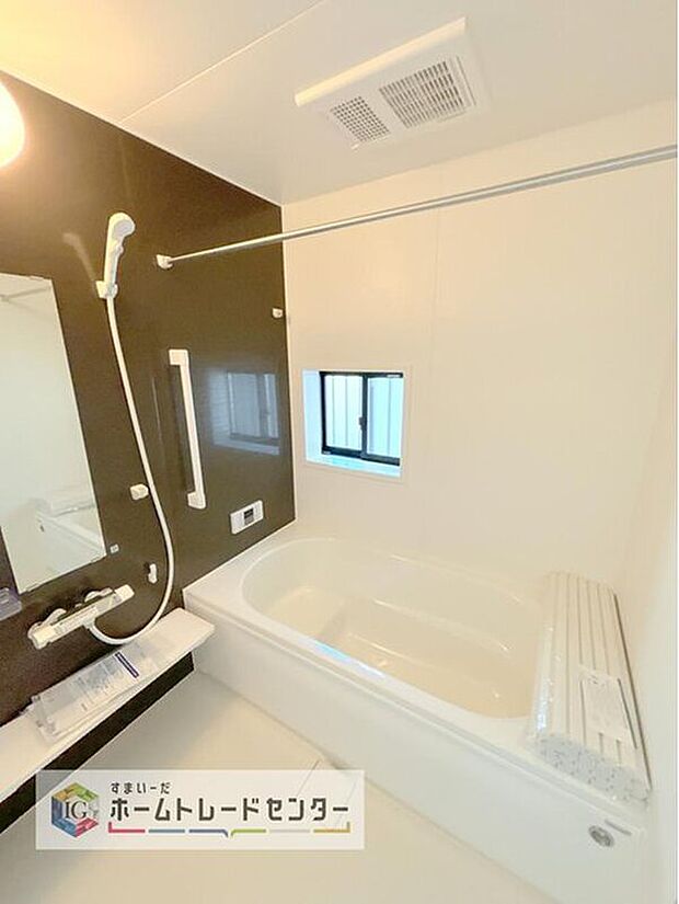 【【1坪タイプバスルーム】】一坪タイプのユニットバスは、足をしっかりと延ばして一日の疲れを癒すことが可能です。浴室暖房乾燥機も完備しておりますので、カビの心配が無いのはもちろん、雨の日のお洗濯物はお風呂で乾かせます。