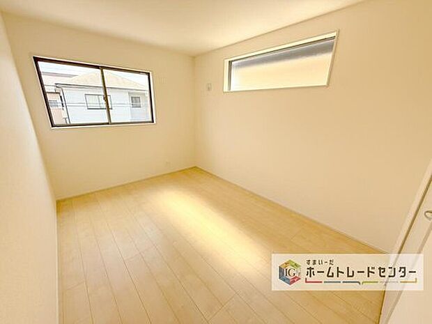 【洋室】2面採光の洋室です。窓からの眺望もよくなり視界が広いので、部屋にいても飽きません、そしてもちろん大切なのは明るさと風通し、明るい日差しと心地よい風で自分のお部屋でくつろげる贅沢をご提供します。