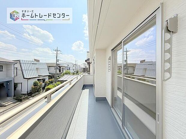 【バルコニー】ロングバルコニーは横幅を十分に確保してますので、家族のお布団もまとめて干せます♪南向きで日当たり◎