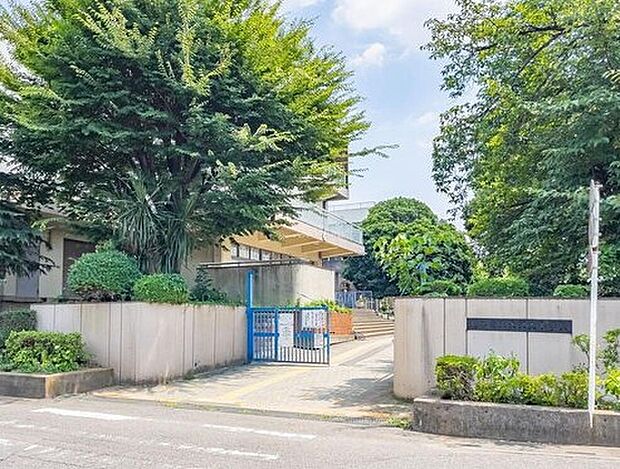 越谷市立大沢北小学校(約610m)