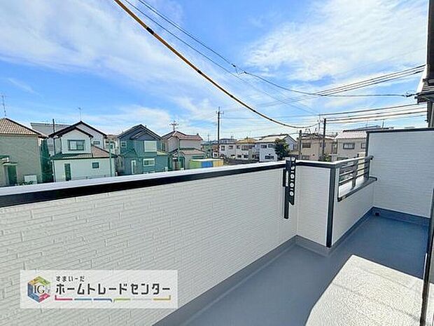 【バルコニー】南面に面したバルコニーはもちろん日当たり良好です。お洗濯物を干していただく際にも楽にできるように奥行きを広くお取りいたしました。明るく、暖かなゆとりあるスペースで快適に家事を行っていただけます。