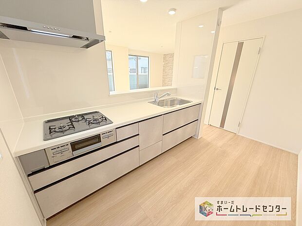 【キッチン】キッチンスペースは家族で作業が出来るよう広めにとりました。みんなで楽しくお料理をすれば、より美味しい食事が創れそうです。そしてお料理好きなお子様が育つかも、もちろん片付けもみんなでできます。
