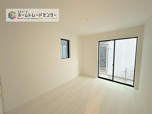 【納戸】1階、6帖の納戸です。収納のスペースとしてはもちろん、趣味のお部屋などにもお使いいただけます。2面採光なので曇りでもお部屋が暗くなる心配がありません。通風も良く気持ちの良い空間です♪