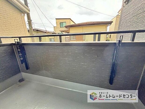 【【壁面物干し】】壁面に固定する物干しは安定性が高く、強風の日も安心。折りたためば邪魔にならず、ベランダを広く使えるのがポイントです。家族の多いご家庭でも洗濯物がたくさん干せて、日々の家事をぐっと楽にしてくれます。