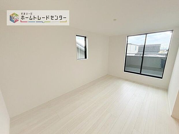 【洋室】3階の居室は日当たりも眺望もよい気持ちの良い空間となっております。2面採光となっておりますので、広く景色を楽しめるのはもちろん、風通しが良く嫌なことがあっても自分のお部屋でリフレッシュできます。