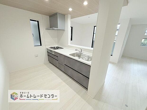 【キッチン】人気の対面式キッチン☆お食事の準備をしながらでもご家族とのコミュニケーションを楽しめます♪スライドタイプの収納を採用してますので、奥までしっかりと収納空間を利用できます。取り出しも簡単に♪