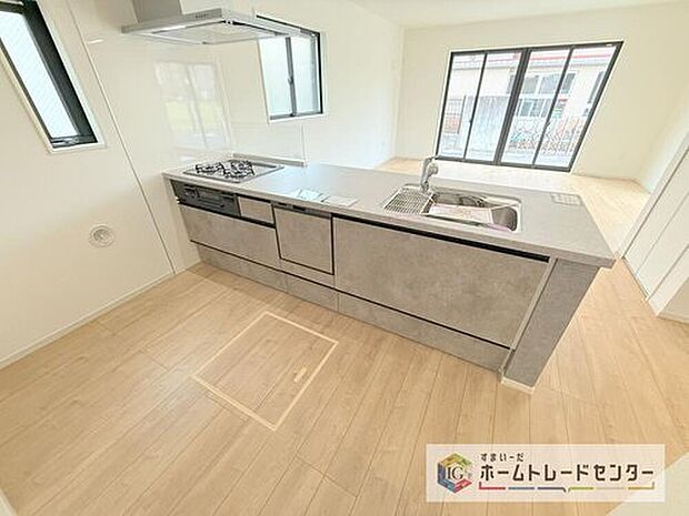 【 キッチン】人気の対面式キッチン☆お食事の準備をしながらでもご家族とのコミュニケーションを楽しめます♪スライドタイプの収納を採用してますので、奥までしっかりと収納空間を利用できます。取り出しも簡単に♪