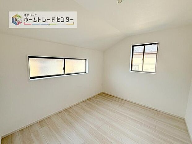 【洋室】2面採光の洋室です。窓からの眺望もよくなり視界が広いので、部屋にいても飽きません、そしてもちろん大切なのは明るさと風通し、明るい日差しと心地よい風で自分のお部屋でくつろげる贅沢をご提供します。