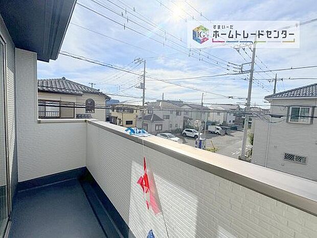 【 バルコニー】お洗濯物を干したり、日光浴をしたり、色々なことにお使いいただくバルコニーは、外から見た際に建物の見た目にも大きな影響を与える要素の一つです。自慢の我が家としていただくために形にもこだわりました。