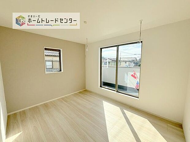 【洋室】主寝室は7.8帖、お子様がまだ小さいご家庭なら2階のお部屋はここだけでいいかもしれません、もちろんウォークインクローゼットがついておりますので、荷物に悩まされることなく、好きに家具の配置ができます