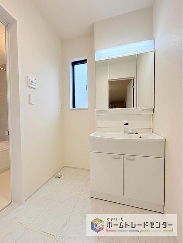 【 【洗面台・洗面所】】基礎と土台の間に基礎パッキン(20mm厚)を入れることにより分離させ、土台からの湿気を基礎へ浸透するのを防ぎます。また、床下換気が可能です。