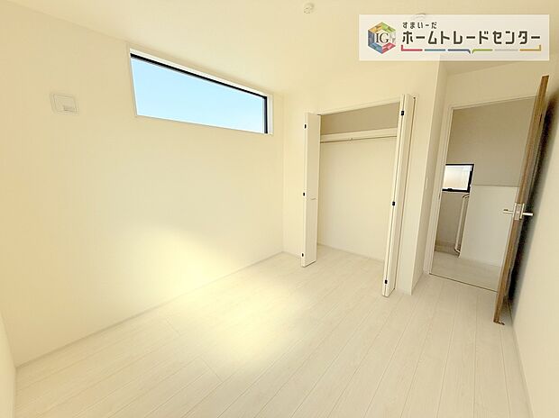 【洋室】各居室に収納を完備しております。収納が豊富な住宅は居室空間がしっかりと使えるので暮らしやすさが断然に上がります。荷物をを気にすることなく家具の配置をお好み通りにできるのも大きな魅力です。