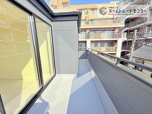 【バルコニー】ロングバルコニーは2階と3階にたっぷりとご用意!横幅を十分に確保してますので、家族のお布団もまとめて干せます♪