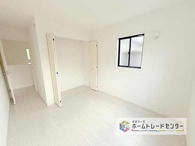 【洋室】各居室に収納を完備しております。収納が豊富な住宅は居室空間がしっかりと使えるので暮らしやすさが断然に上がります。荷物をを気にすることなく家具の配置をお好み通りにできるのも大きな魅力です。