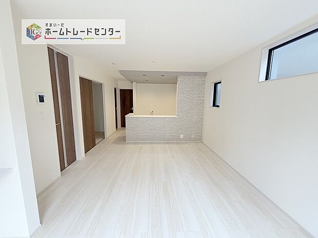 【リビング】縦長で奥行きのあるリビングは、家具の配置がしやすく使い勝手が非常に良いです。特にソファを配置した時にその便利さがお分かりいただけると思います。ゆったりと、くつろげる場所でなくてはならないと考えています