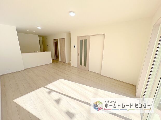 【リビング】対面キッチンの前にダイニングテーブルを置き、手前側がリビングスペースになるかと思います。広く奥行きがありますので、ダイニング、リビングの各スペースの役割をしっかり分けて確保していただけます。
