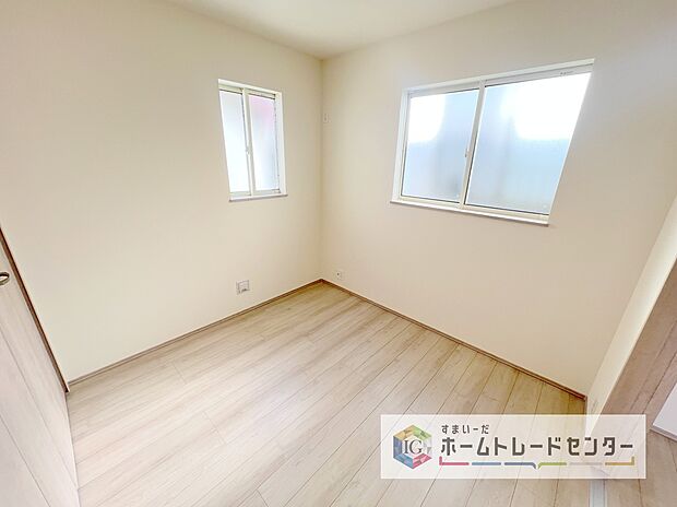 【洋室】こちらは2番目に暗いお部屋です。あえて2番目に暗いと書きましたが、これで暗いと言ったら怒られてしまうだろうなというくらいしっかりとした明るさを確保できています。もちろんこちらも2面採光風通しも良好です