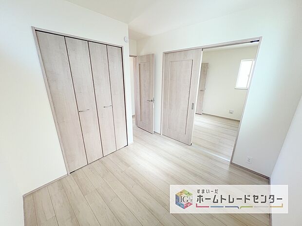 【洋室】収納を完備している居室です。収納が豊富な住宅は居室空間がしっかりと使えるので暮らしやすさが断然に上がります。荷物をを気にすることなく家具の配置をお好み通りにできるのも大きな魅力です。
