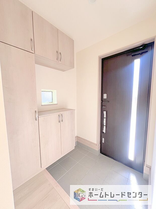 【玄関】天井近くまでの高さがあり、収納力が高いコの字型のシューズボックスです♪ご家族の履物もスッキリできます。間の空間部分は、家族のカギ置き場にして機能的に使ったりと、様々な用途で使用できます。
