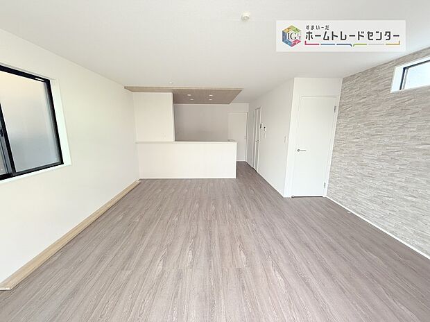 【リビング】縦長で奥行きのあるリビングは、家具の配置がしやすく使い勝手が非常に良いです。特にソファを配置した時にその便利さがお分かりいただけると思います。ゆったりと、くつろげる場所でなくてはならないと考えています