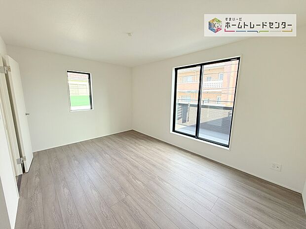 【洋室】日当りの良さは写真でも充分に伝わるかと思いますが、開放感のある周囲にめぐまれたおかげで、風通しもとても良くなっております。ぜひ現地を見ていただき体感していただきたいポイントです。