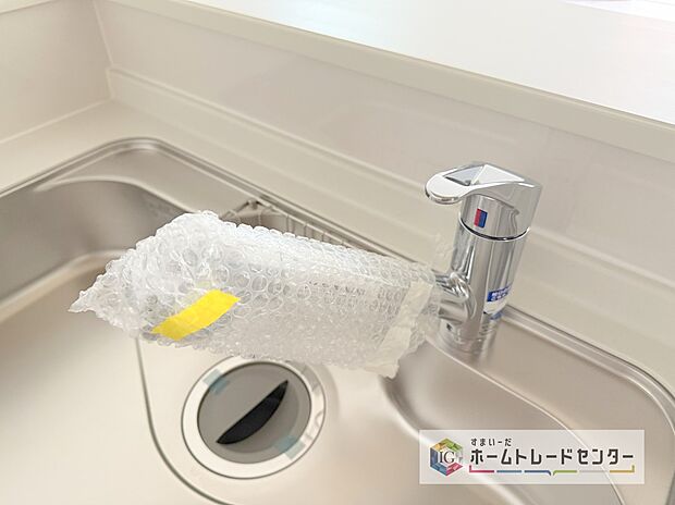 【【浄水器】】浄水カートリッジ内蔵で場所を取らずに見た目もスッキリ。ノズルはシャワーヘッドになっておりお掃除も楽々です。