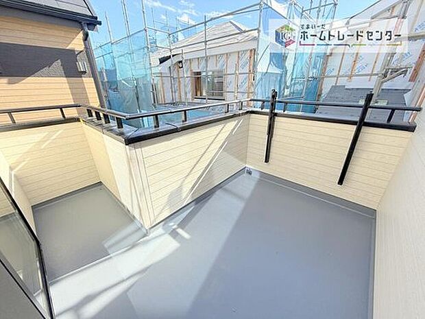 【バルコニー】南面に面したバルコニーはもちろん日当たり良好です。お洗濯物を干していただく際にも楽にできるように奥行きを広くお取りいたしました。明るく、暖かなゆとりあるスペースで快適に家事を行っていただけます。