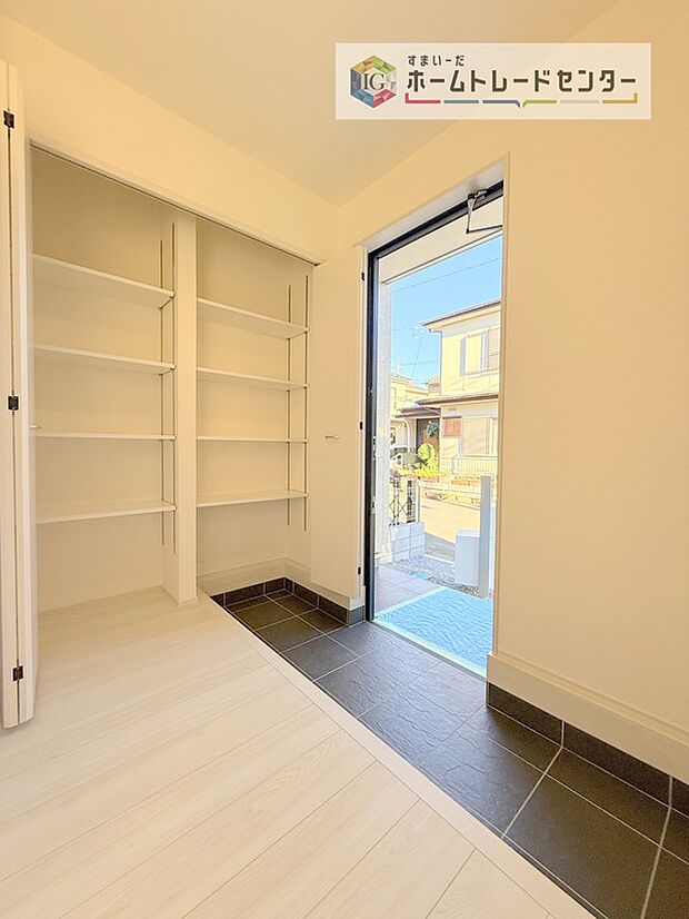 【玄関】シューズクロークです。中は稼働棚となっており、サンダルから、高さのあるブーツまでご自由に収納可能です。収納力の高いタイプになりますので、ご家族が多くても、履物がお好きな方でもご満足いただけます。