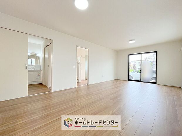 【リビング】縦長で奥行きのあるリビングは、家具の配置がしやすく使い勝手が非常に良いです。特にソファを配置した時にその便利さがお分かりいただけると思います。ゆったりと、くつろげる場所でなくてはならないと考えています