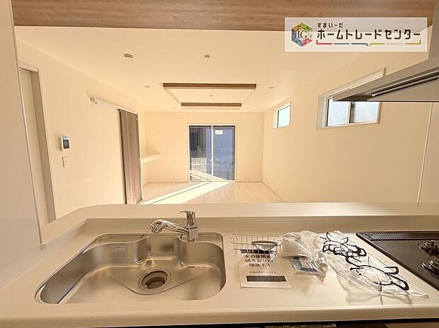 【キッチン】キッチンからリビングの視界です。家事をしていてもしっかりご家族とコミュニケーションをお取りいただけます。お片付けの当番になった方もこれでしっかりと話題の中に入っていけます。