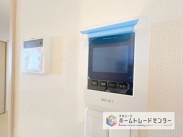 【【TVモニター付きインターホン】】録画機能もあり、どのような人が何時に来訪されたのかが分かります。防犯上はもちろん、お届け物などの把握にも便利です。ライトが付いているので、夜間でも安心です。