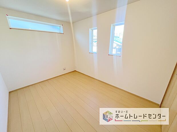 【洋室】この物件の中では唯一北側の少し暗めのお部屋です。あえて暗めと書きましたが、こちらも充分に採光は取れており、天気の悪い日でも電気が必要となるようなことはありません、むしろ熱くなりすぎず勉強がはかどるかも