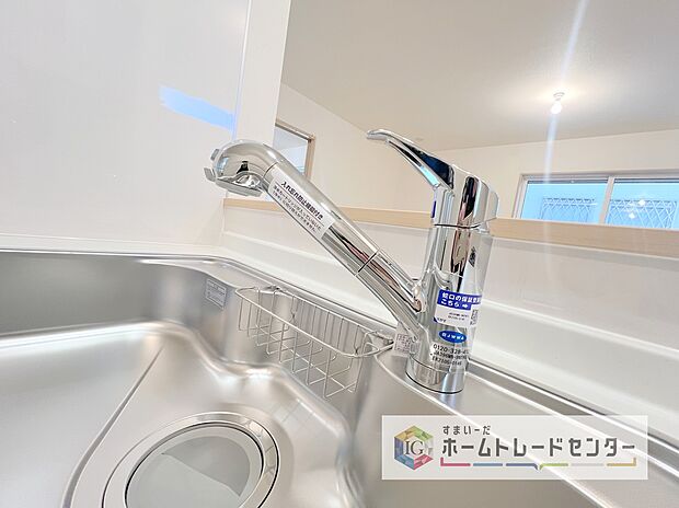 【【浄水器】】浄水カートリッジ内蔵で場所を取らずに見た目もスッキリ。ノズルはシャワーヘッドになっておりお掃除も楽々です。