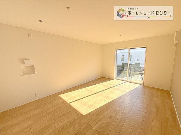 【リビング】広々としたリビングは南側に設けた掃き出し窓からたくさんの陽光を取り入れてくれます。家族が集まる空間ですからやはり明るさと、暖かさは大切です。広さがありますので家具の配置に悩まなくて済むのも良いです。
