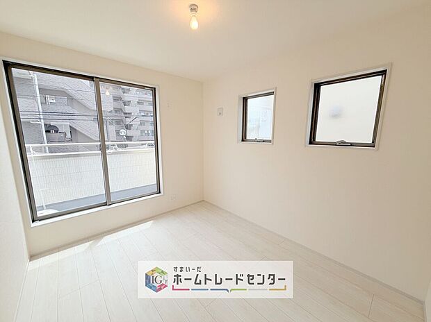 【洋室】2面採光の洋室です。窓からの眺望もよくなり視界が広いので、部屋にいても飽きません、そしてもちろん大切なのは明るさと風通し、明るい日差しと心地よい風で自分のお部屋でくつろげる贅沢をご提供します。
