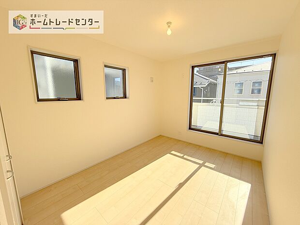 【洋室】2面採光の洋室です。窓からの眺望もよくなり視界が広いので、部屋にいても飽きません、そしてもちろん大切なのは明るさと風通し、明るい日差しと心地よい風で自分のお部屋でくつろげる贅沢をご提供します。
