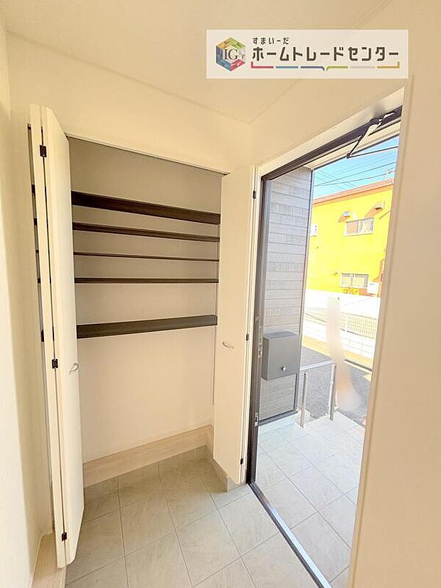 【シューズクローク】シューズクロークです。中は稼働棚となっており、サンダルから、高さのあるブーツまでご自由に収納可能です。収納力の高いタイプになりますので、ご家族が多くても、履物がお好きな方でもご満足いただけます。