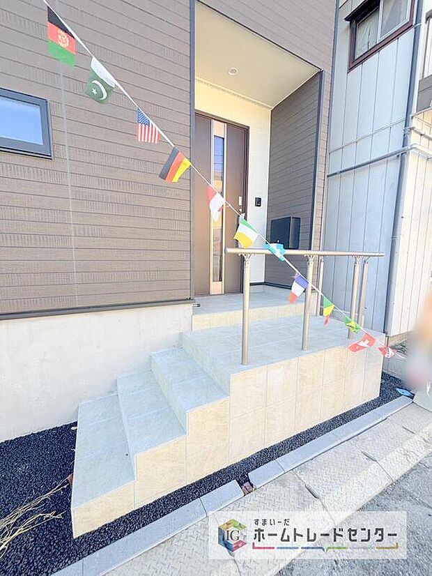 【玄関】アプローチを上がると、高級感のある玄関ドアがございます。玄関を開けると広々とした空間と収納も目の前に！玄関が広い家は入った瞬間から気持ちが良いです。ぜひご自身で確かめて見て下さい。