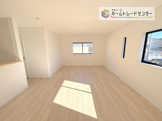 【リビング】日当たりもよく、広々としたリビングです。ゆったりとした家族の時間をお過ごしいただけます。休日はご家族そろって、またはお友達を誘って、明るいリビングで楽しい時間をお過ごしください。