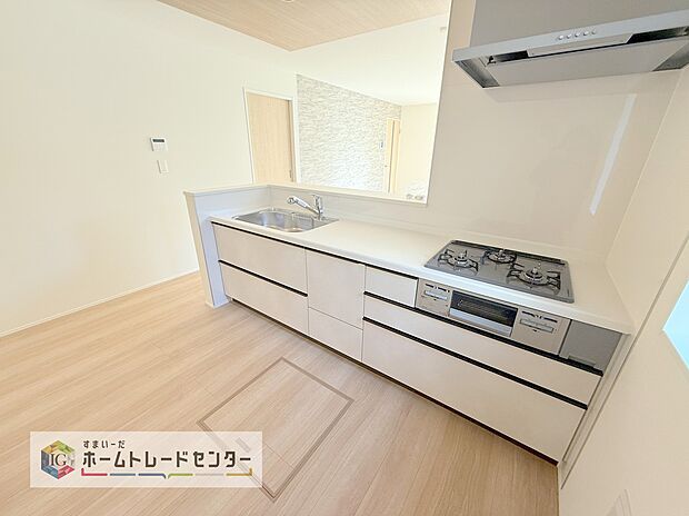 【キッチン】キッチンスペースは家族で作業が出来るよう広めにとりました。みんなで楽しくお料理をすれば、より美味しい食事が創れそうです。そしてお料理好きなお子様が育つかも、もちろん片付けもみんなでできます。