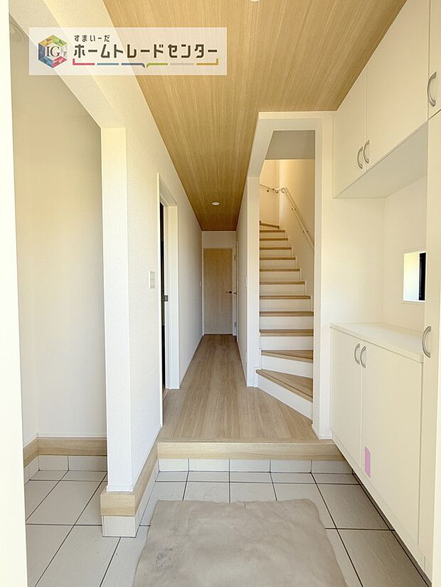 【玄関】見えにくいですが、玄関入ってすぐにはシューズinクロークがございます。ベビーカーや外で遊ぶおもちゃ、趣味で使う大きな荷物を置いたりと多彩な用途にご利用いただけます。玄関自体の開放感にもつながっています