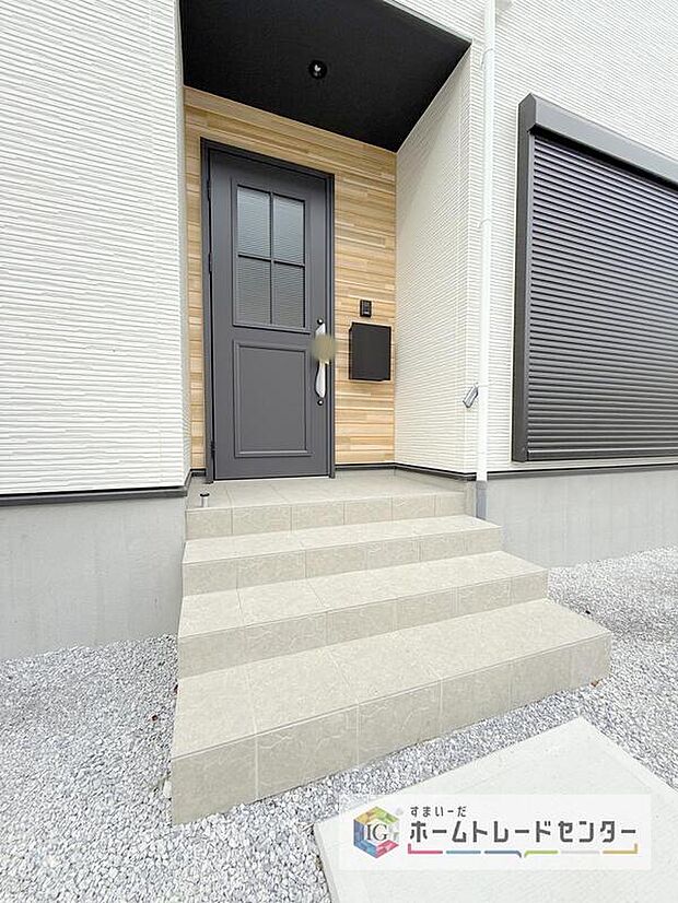 【【玄関】】駐車場横のアプローチを上がると、木目調の高級感のある玄関ドアがございます。玄関を開けると広々とした空間と収納も目の前に！玄関が広い家は入った瞬間から気持ちが良いです。ぜひご自身で確かめて見て下さい。