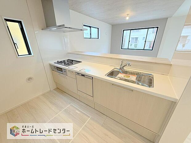 【【キッチン】】人気の対面式キッチン☆お食事の準備をしながらでもご家族とのコミュニケーションを楽しめます♪スライドタイプの収納を採用してますので、奥までしっかりと収納空間を利用できます。取り出しも簡単に♪