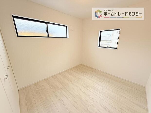 【【リビング以外の居室】】2面採光の洋室です。窓からの眺望もよくなり視界が広いので、部屋にいても飽きません、そしてもちろん大切なのは明るさと風通し、明るい日差しと心地よい風で自分のお部屋でくつろげる贅沢をご提供します。