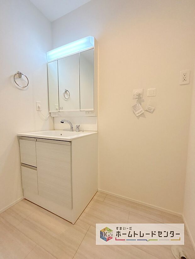 【【洗面所】】合わせ鏡が可能な3面鏡です。朝の忙しい時間でもの身だしなみのチェックもここだけで完結できます。もちろん鏡の後ろは充分な収納力を持った収納となっており、視界に入る部分はスッキリと片付きます。