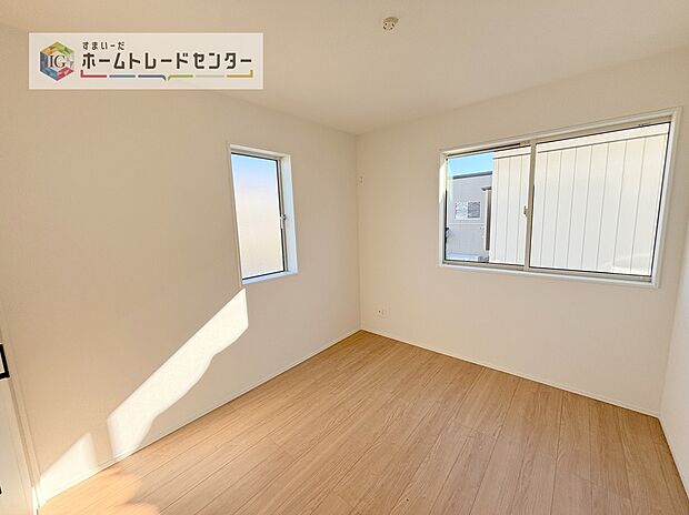 【洋室】日中は太陽の光で明るいため、照明を点ける必要がありません。冬場は暖かく過ごしやすいので暖房費が節約できます。観葉植物やベランダガーデニングが趣味の人にもおすすめです♪