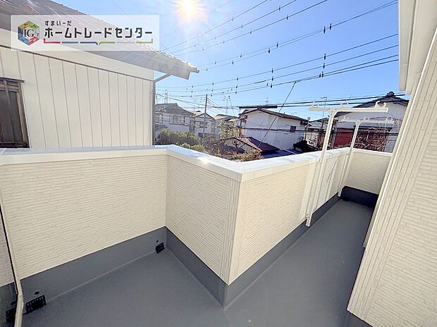 【バルコニー】南面に面したバルコニーはもちろん日当たり良好です。お洗濯物を干していただく際にも楽にできるように奥行きを広くお取りいたしました。明るく、暖かなゆとりあるスペースで快適に家事を行っていただけます。